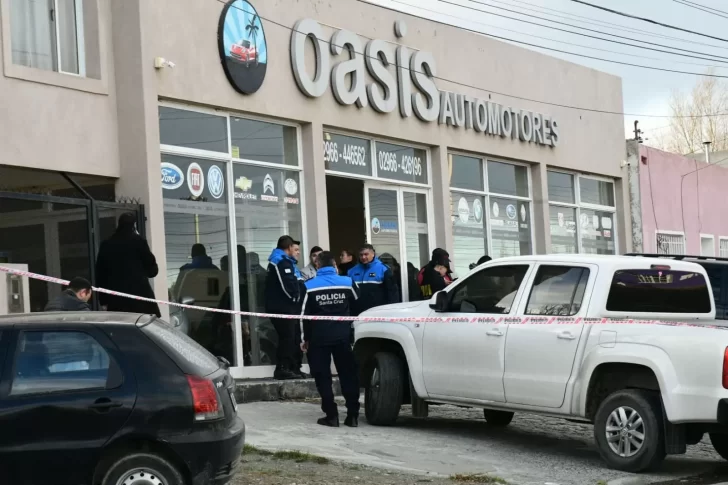  La Policía en el lugar donde se produjo el deceso de Franco. FOTO: JOSÉ SILVA/LA OPINIÓN AUSTRAL