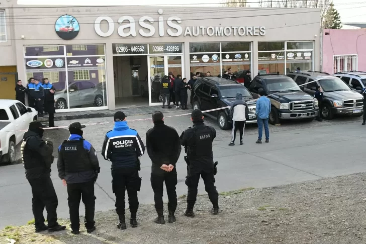  Agentes en el lugar donde ocurrió la tragedia. FOTO: JOSÉ SILVA/LA OPINIÓN AUSTRAL