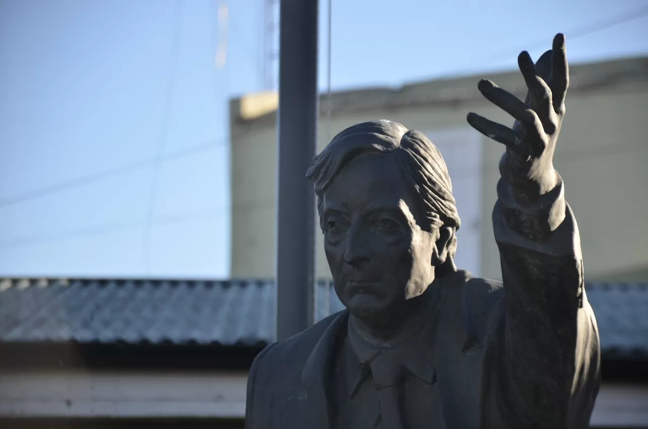 nestor-kirchner-monumento-barrio-del-carmen-2-728x482