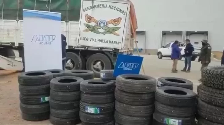 Detuvieron a un camión que transportaba 117 neumáticos de contrabando: el valor superaba los 7 millones de pesos