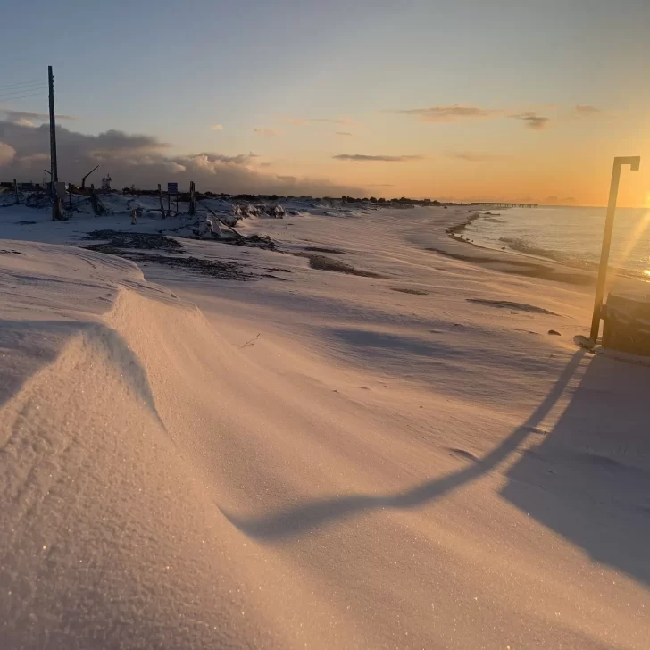 Punta Arenas vive la mayor nevada en una década: hay vuelos cancelados y clases suspendidas
