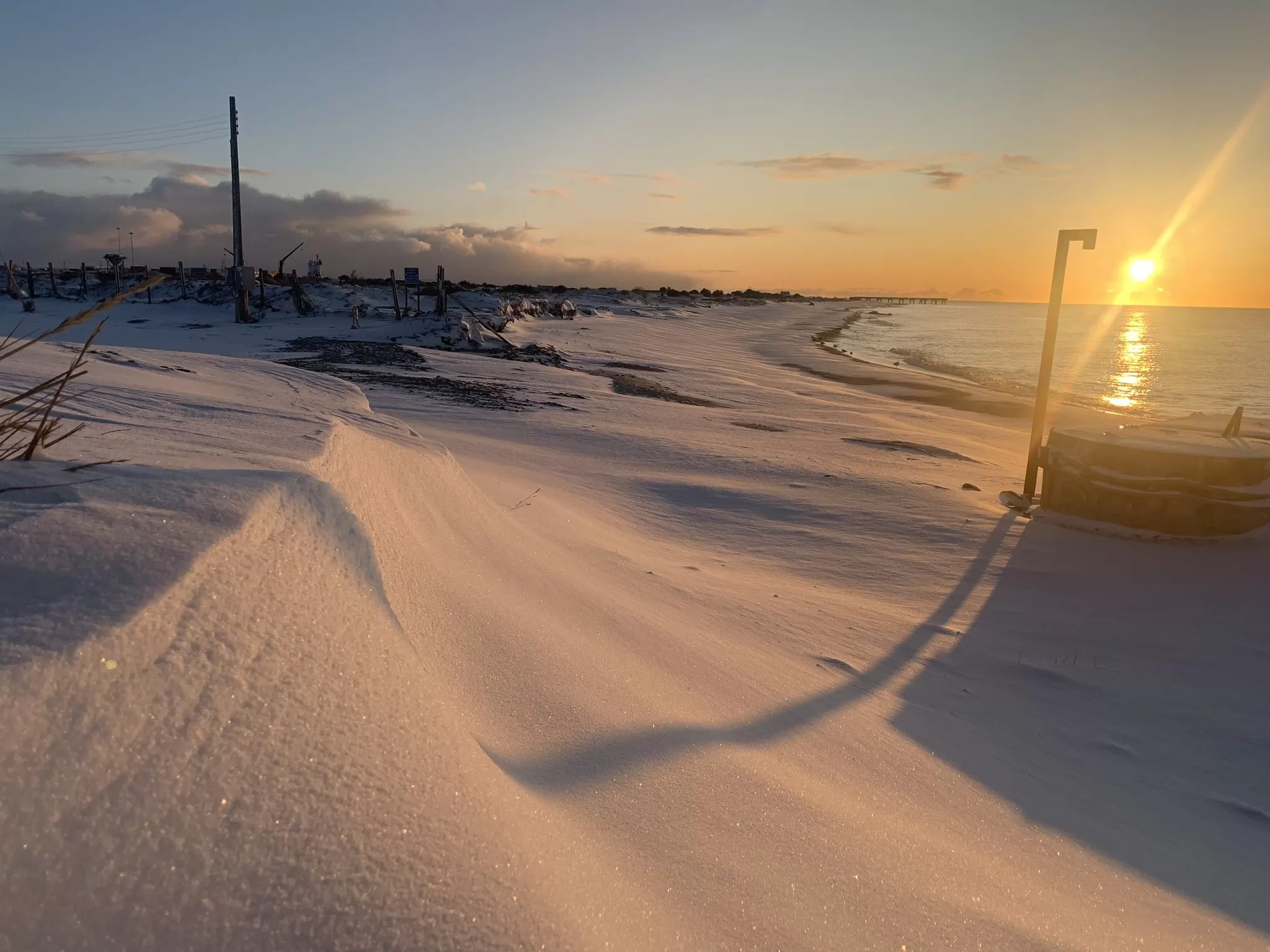 Punta Arenas vive la mayor nevada en una década: hay vuelos cancelados y clases suspendidas