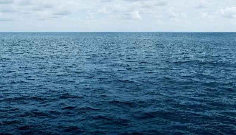 Hallan misteriosos agujeros en el fondo del Océano Atlántico que desconciertan a los científicos