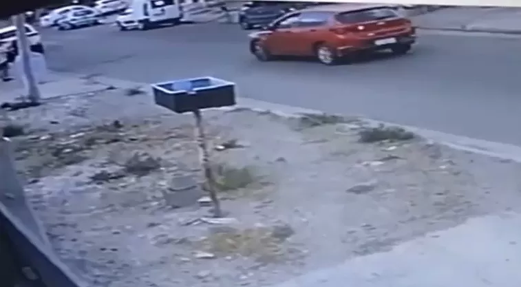 Buscan intensamente a la mujer que atropelló a una nena de 4 años y huyó: “No frenó y siguió de largo” Buscan intensamente a la mujer que atropelló a una nena de 4 años y huyó: “No frenó y siguió de largo”