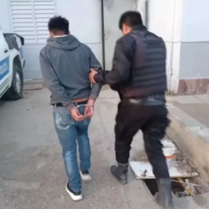Desobedeció una orden de restricción, entró por la fuerza a la casa de su ex y se llevó a su hijo