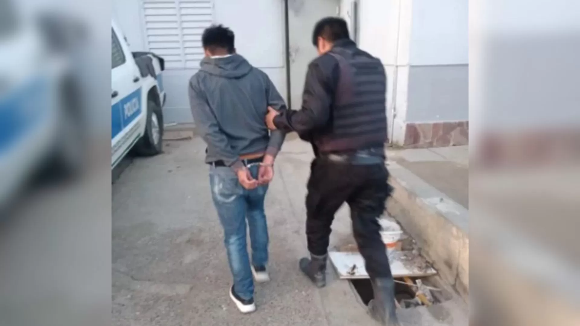 Desobedeció una orden de restricción, entró por la fuerza a la casa de su ex y se llevó a su hijo