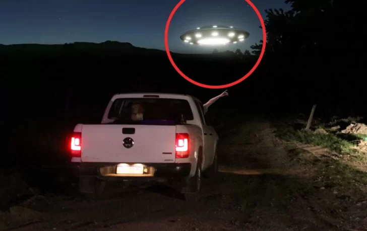 Cazadores cazados: dos hombres fueron seguidos por un OVNI en una ruta argentina