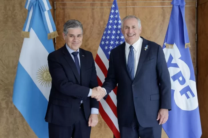El presidente de YPF y el embajador de Estados Unidos en Argentina analizaron inversiones en Vaca Muerta