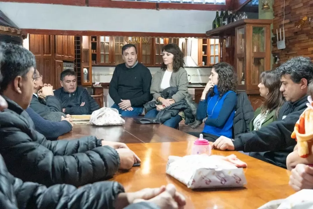 Pablo Grasso recorrió Cañadón Seco y conversó con vecinos: “Tienen ganas de crecer como comunidad”