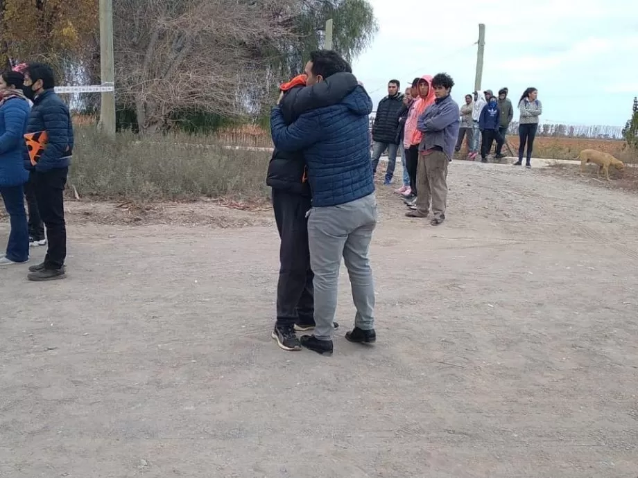 Una joven y su novio salieron a comprar en auto pero cayeron por un precipicio y murieron
