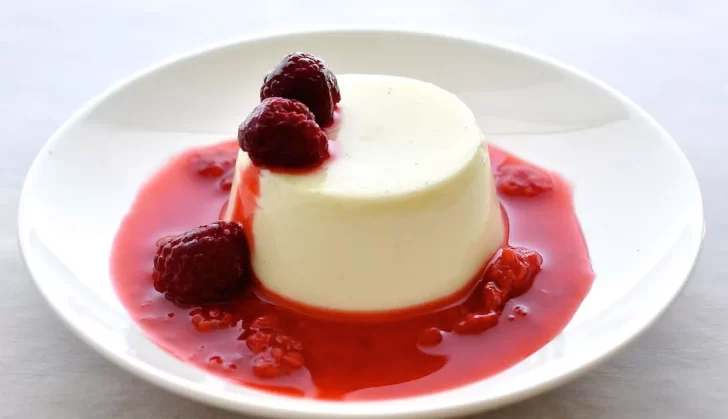 Panna cotta casera: la receta original italiana del cremoso postre