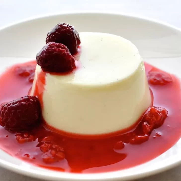 Panna cotta casera: la receta original italiana del cremoso postre