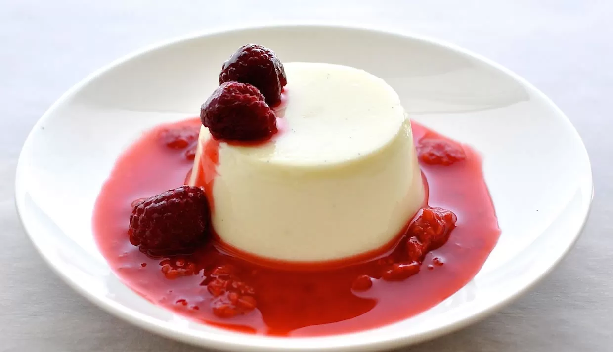Panna cotta casera: la receta original italiana del cremoso postre