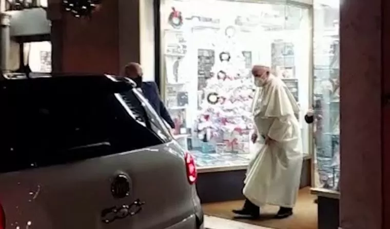 Video. El Papa visitó de manera sorpresiva una disquería en Roma