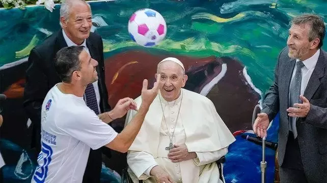 El Papa Francisco se reunió con Ronaldinho, Dani Alves y Maxi Rodríguez en la previa al “Partido de la Paz”