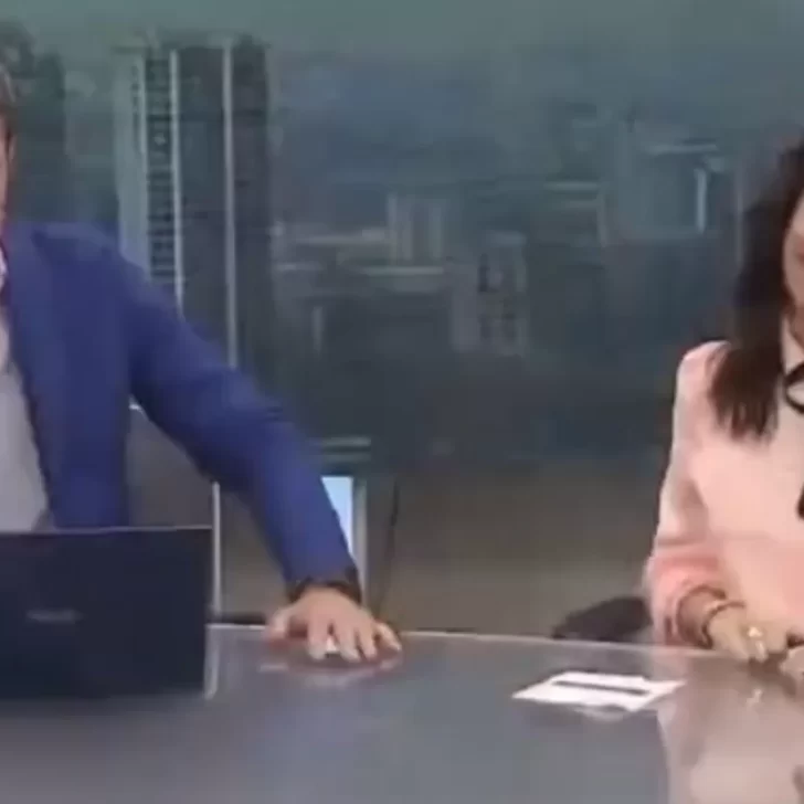 Dejaron el micrófono abierto y estallaron los memes por lo que se escuchó: “Elo Podcast conduce el noticiero”