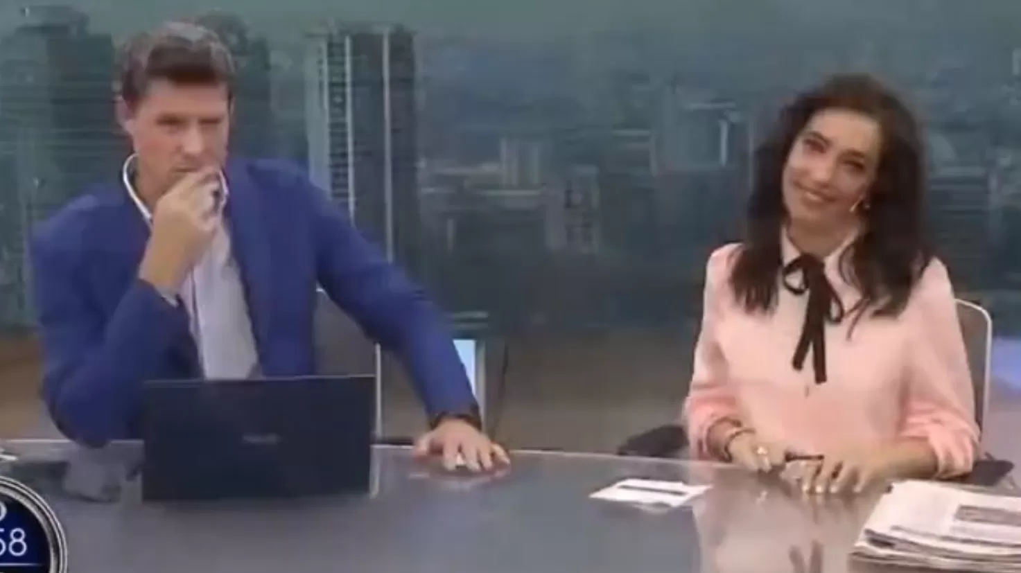 Dejaron el micrófono abierto y estallaron los memes por lo que se escuchó: “Elo Podcast conduce el noticiero”