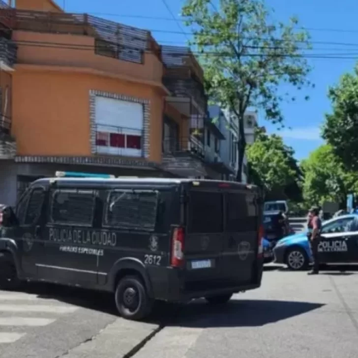 Tensión en Parque Chas por el robo y toma de rehenes en una fábrica textil Tensión en Parque Chas por el robo y toma de rehenes en una fábrica textil