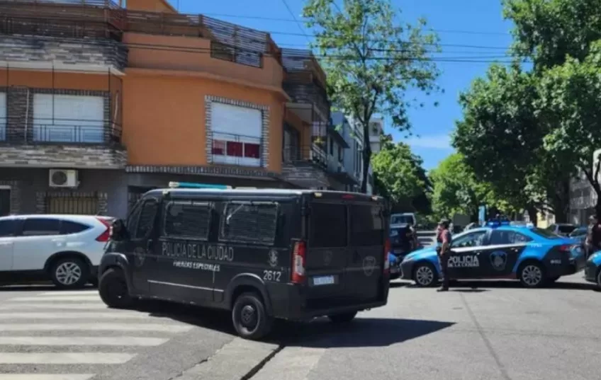 Tensión en Parque Chas por el robo y toma de rehenes en una fábrica textil Tensión en Parque Chas por el robo y toma de rehenes en una fábrica textil
