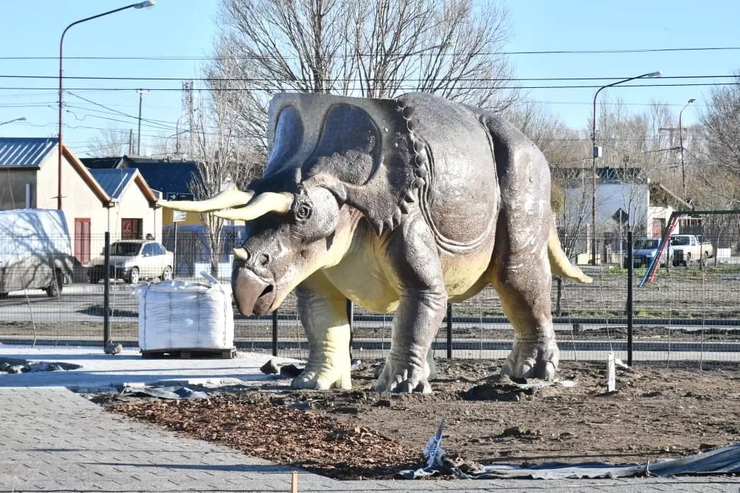 Llegaron los dinosaurios al nuevo “parque jurásico” de Río Gallegos