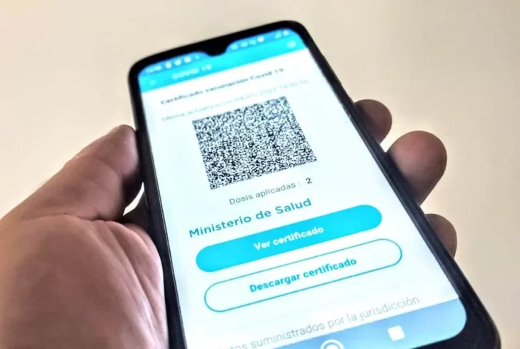 “Antivacunas” pagan importantes sumas para conseguir pases sanitarios falsificados