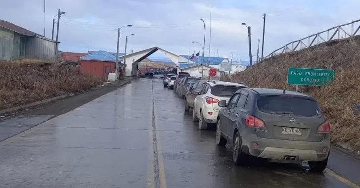 Éxodo argentino a Chile: los cruces de frontera se multiplican y los comercios abren a pesar del feriado