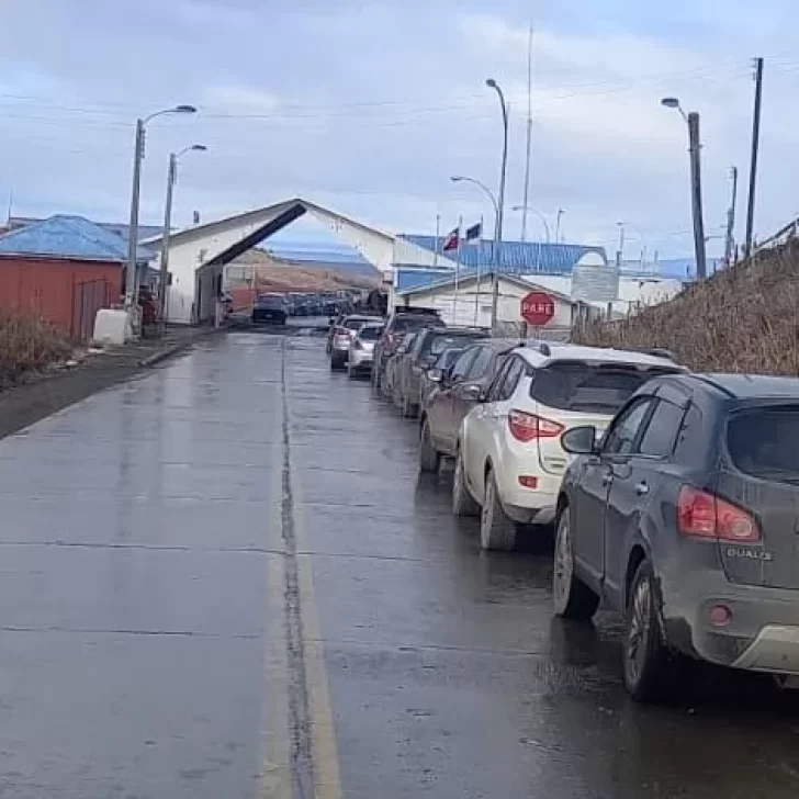 Largas colas de vehículos de Chile en el paso Dorotea para cruzar a Río Turbio Largas colas de vehículos de Chile en el paso Dorotea para cruzar a Río Turbio