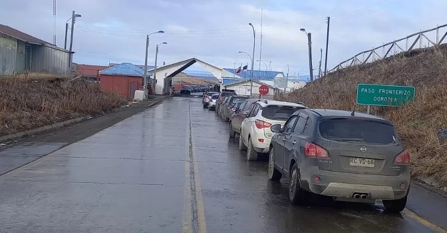 Éxodo argentino a Chile: los cruces de frontera se multiplican y los comercios abren a pesar del feriado