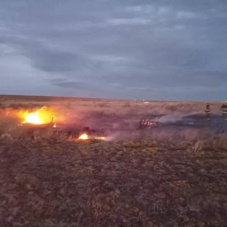 Voraz incendio de pastizales y rápido accionar de los bomberos para sofocarlo