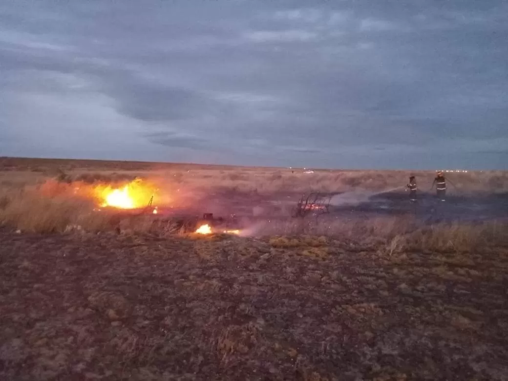 Voraz incendio de pastizales y rápido accionar de los bomberos para sofocarlo