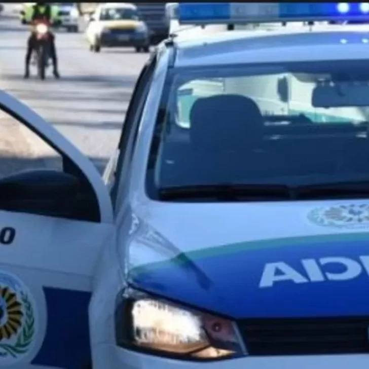 Agredió a su esposa frente a sus hijos y luego intentó atacar a la policía