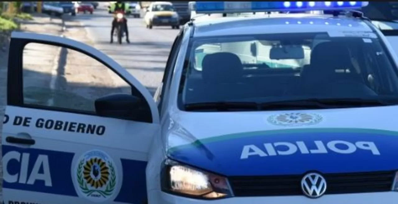 Agredió a su esposa frente a sus hijos y luego intentó atacar a la policía