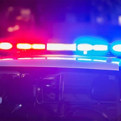 Golpeó a un hombre contra el cordón del bulevar, lo dejó inconsciente y huyó