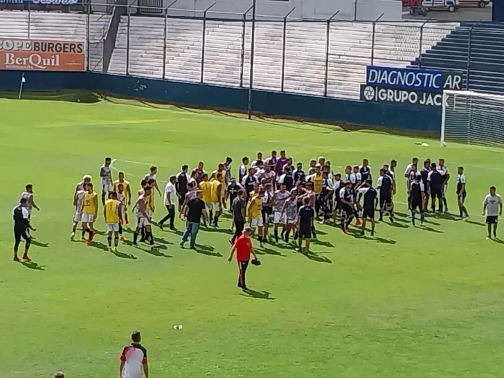 Batalla campal entre jugadores de Quilmes y Chacarita: le cortaron la cara de una piña a un jugador de fútbol