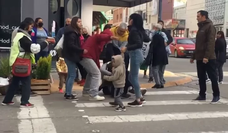 Video. Un grupo de mujeres se agarró a las piñas en medio de la calle: “Ya te voy a agarrar en el barrio”
