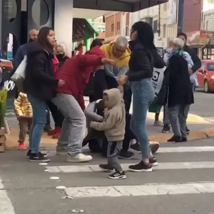 Video. Un grupo de mujeres se agarró a las piñas en medio de la calle: “Ya te voy a agarrar en el barrio”
