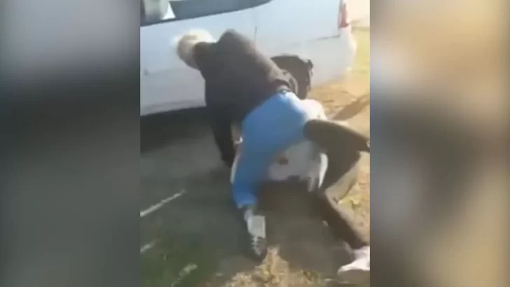 Dos mamás a las piñas en la puerta de un jardín de infantes: “Dejalas que se saquen la bronca”