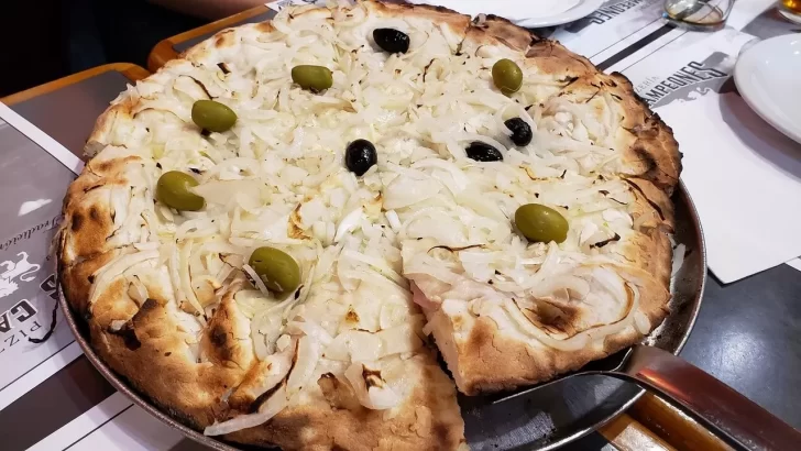 Receta de pizza fugazetta rellena con muzzarella y jamón