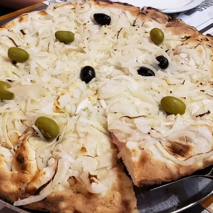 Receta de pizza fugazetta rellena con muzzarella y jamón