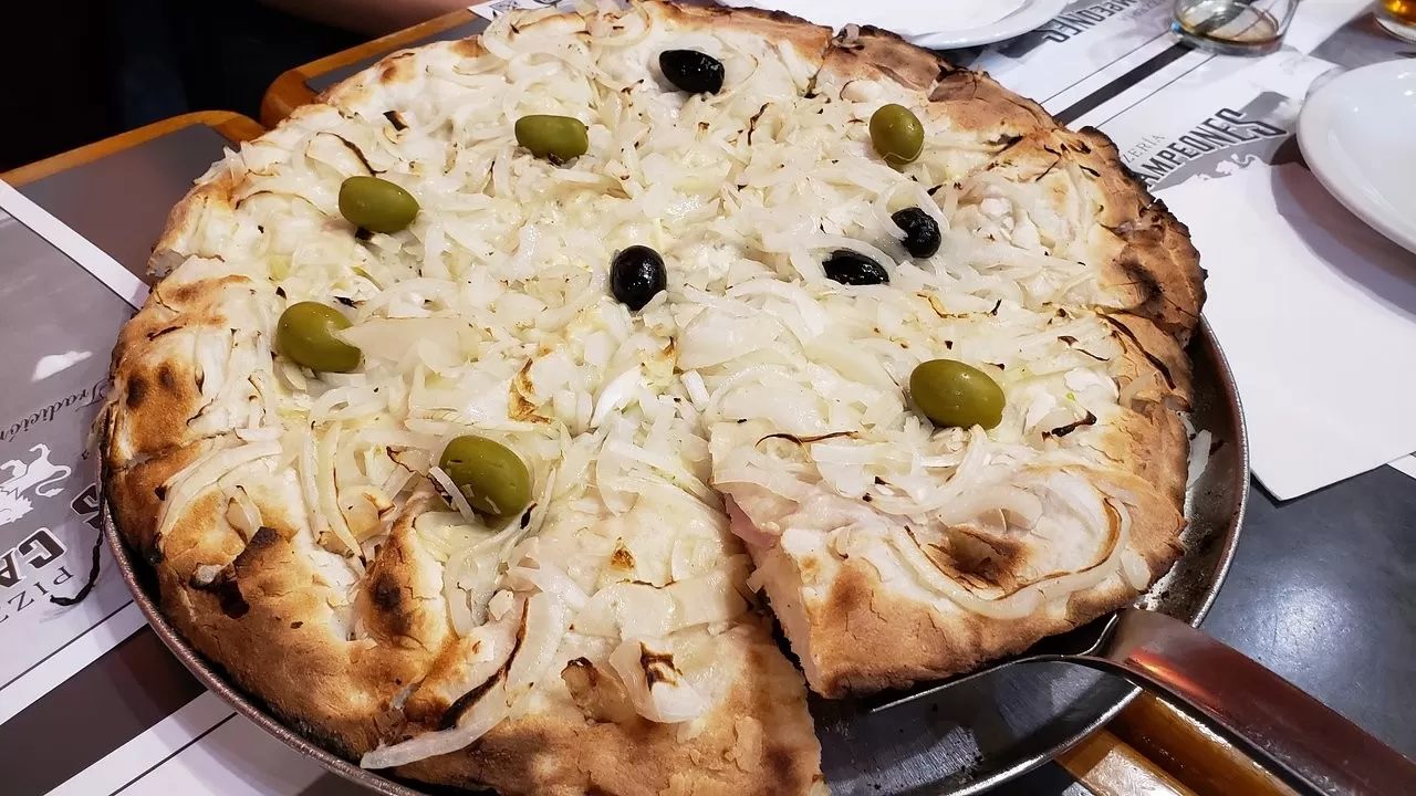 Receta de pizza fugazetta rellena con muzzarella y jamón