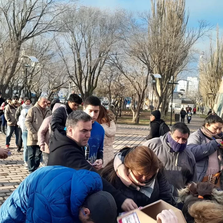 Reparten cupones para llevarse un auto 0KM en la Fiesta del Frío en Río Gallegos