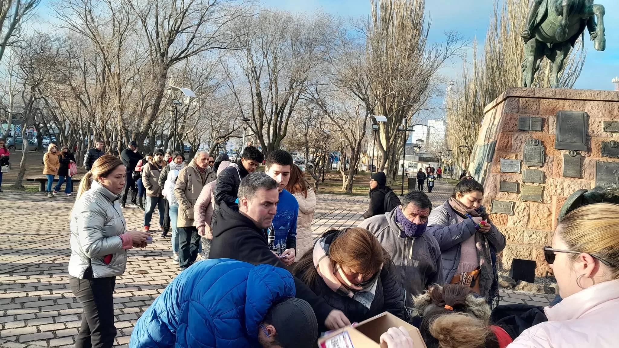 Reparten cupones para llevarse un auto 0KM en la Fiesta del Frío en Río Gallegos