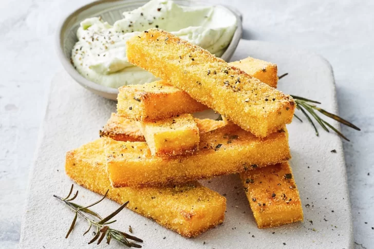 Recetas para llegar a fin de mes: bocaditos de polenta y chow fan con vegetales