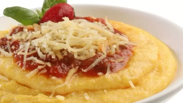 Polenta cremosa con salsa boloñesa, una receta popular para cuidar el bolsillo