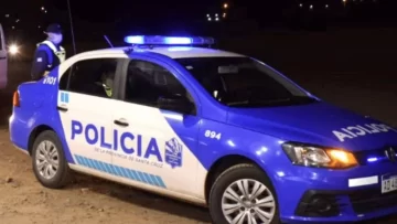 Caleta Olivia: intentó entrar a golpes a la casa de su expareja, llegó la policía y terminó detenido por un frasco con marihuana