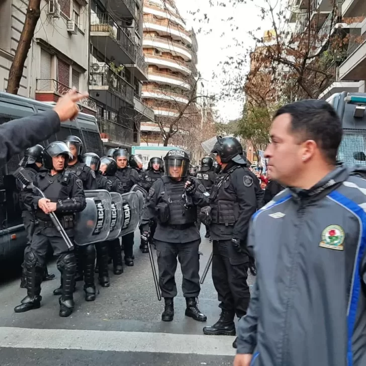 La fiesta de la militancia frente a la casa de Cristina tras la represión de la policía de la Ciudad en Recoleta La fiesta de la militancia frente a la casa de Cristina tras la represión de la policía de la Ciudad en Recoleta