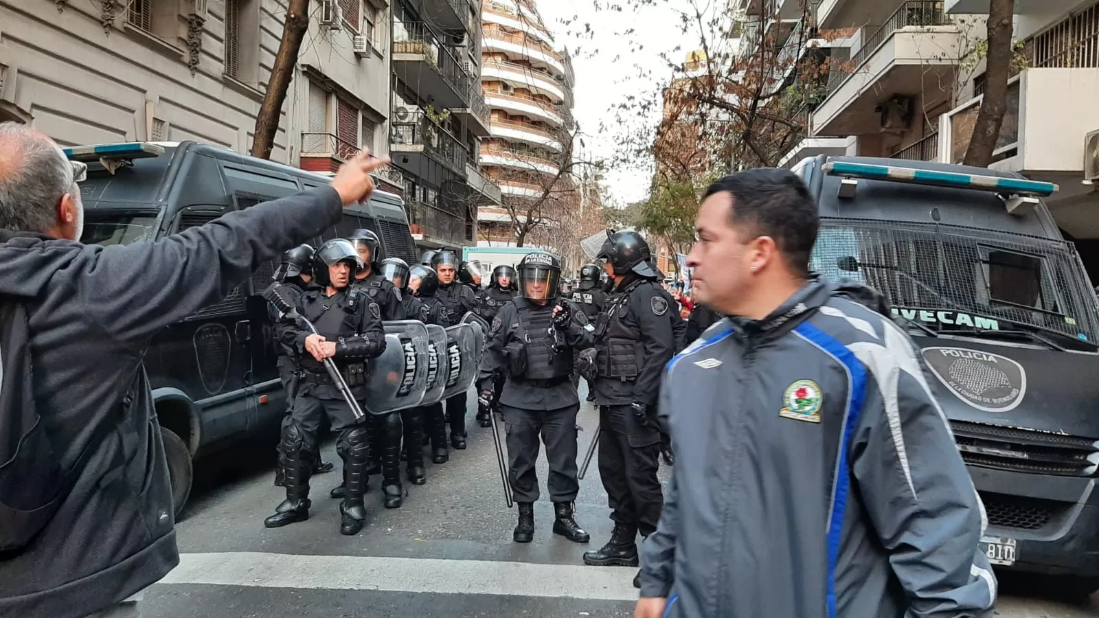 La fiesta de la militancia frente a la casa de Cristina tras la represión de la policía de la Ciudad en Recoleta La fiesta de la militancia frente a la casa de Cristina tras la represión de la policía de la Ciudad en Recoleta