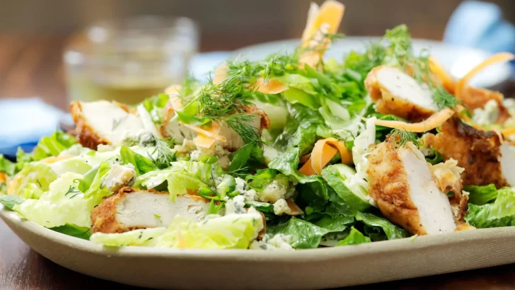 Ensalada tibia de pollo crujiente, una receta saludable y exquisita