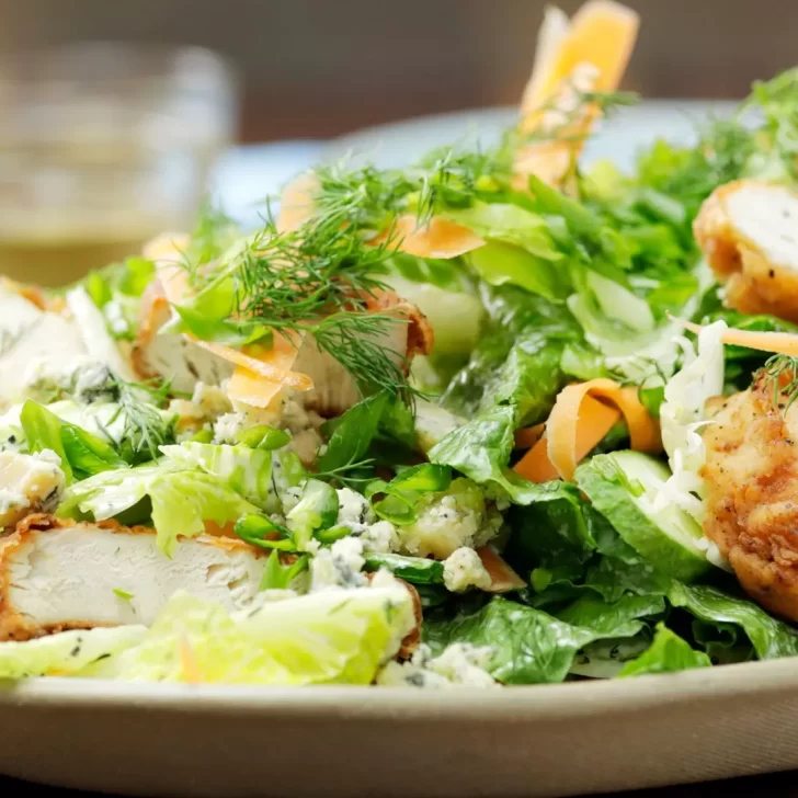 Ensalada tibia de pollo crujiente, una receta saludable y exquisita Ensalada tibia de pollo crujiente, una receta saludable y exquisita