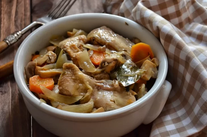 Pollo en escabeche: una receta económica para combatir los últimos días de frío